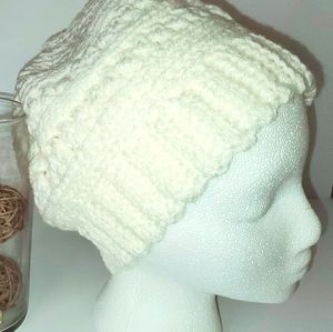 White stretchy beanie crochet 🧶